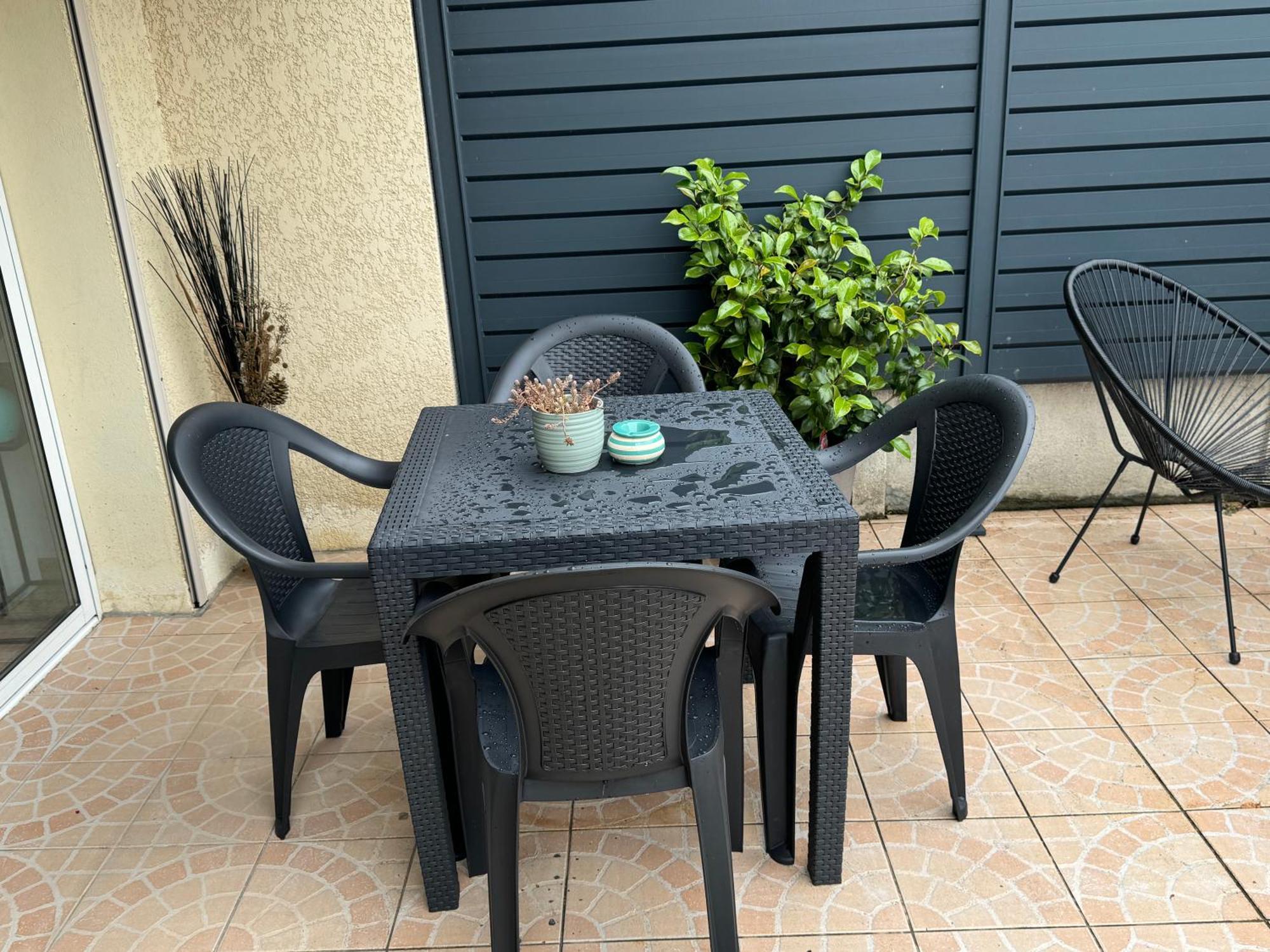 Au Calme Dans Maison En Rez De Jardin A 2,2 Kms Du Groupama Stadium Et Salle Ldlc Arena Meyzieu Esterno foto