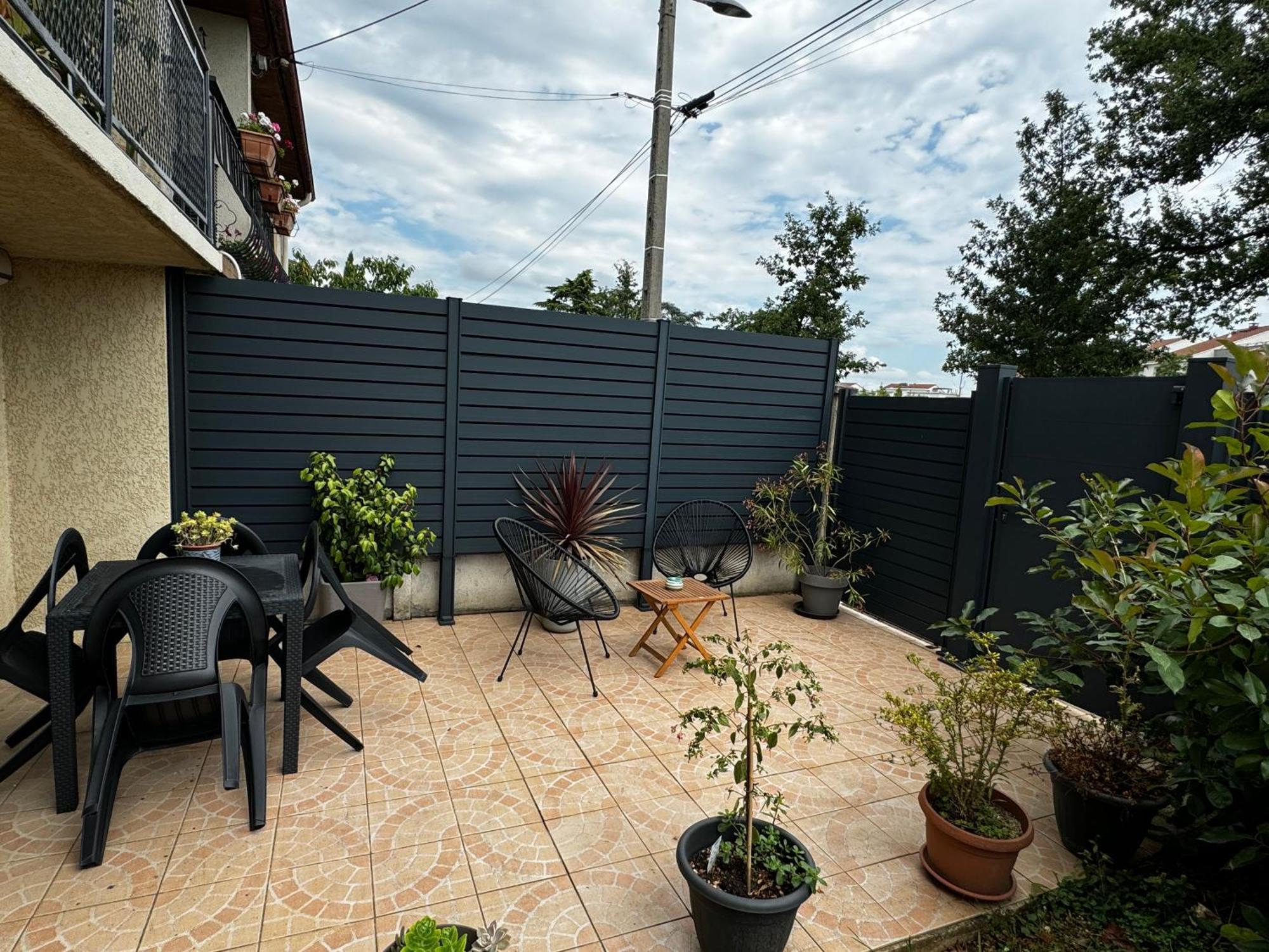 Au Calme Dans Maison En Rez De Jardin A 2,2 Kms Du Groupama Stadium Et Salle Ldlc Arena Meyzieu Esterno foto